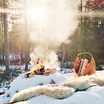 别墅 Nordic In With A Private Sledding Hill, Sauna & Cozy Family 罗瓦涅米