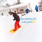 Nordic In With A Private Sledding Hill, Sauna & Cozy Family * ロヴァニエミ