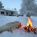 Nordic In With A Private Sledding Hill, Sauna & Cozy Family ロヴァニエミ